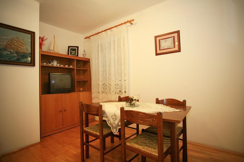 Apartment & Room Dinka, Krk Крк Экстерьер фото
